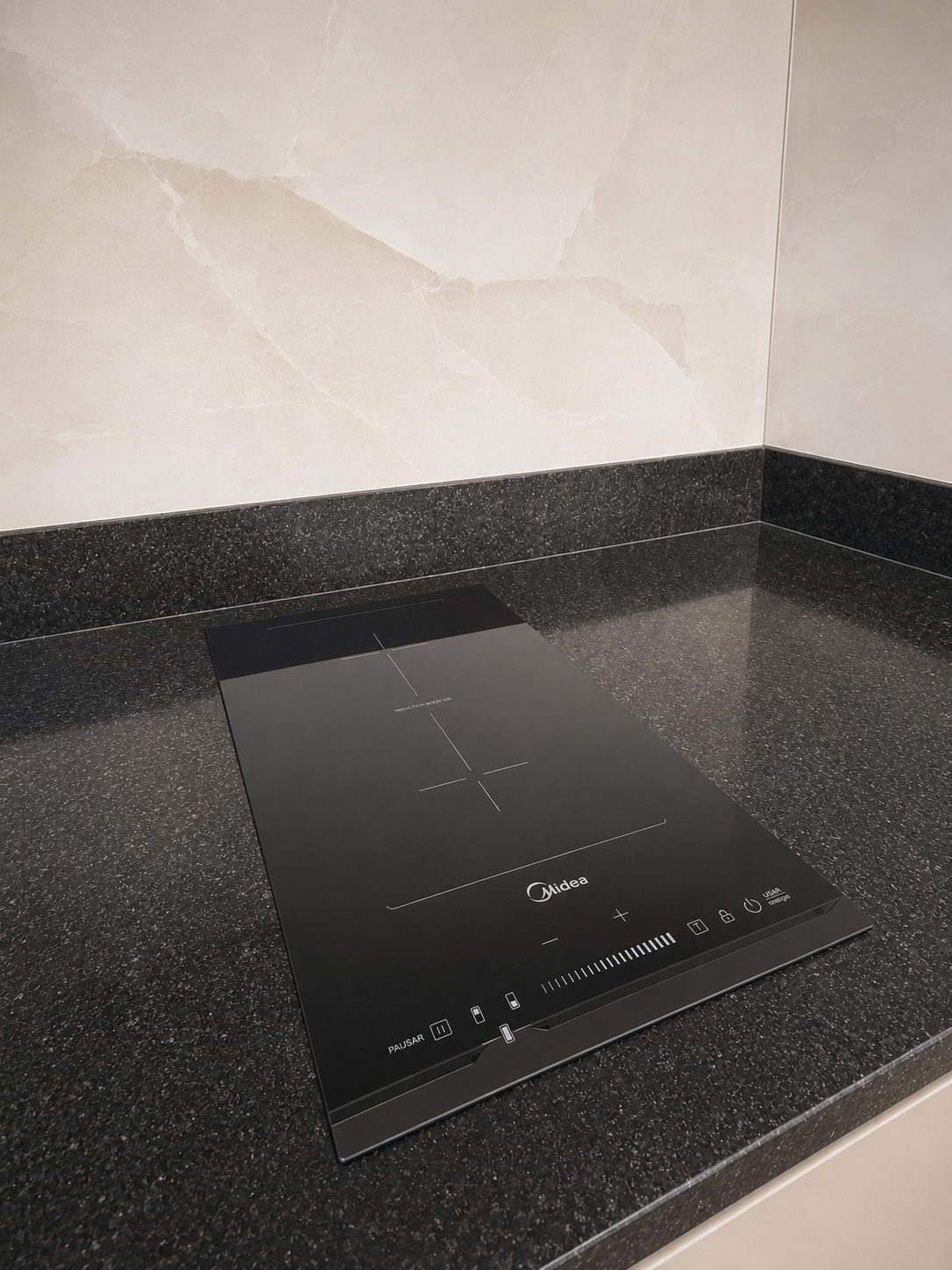 Cooktop de indução instalado na bancada da cozinha